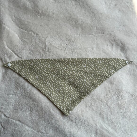 NWT Loic by Design Ditsy Daisy Floral Dog Bandana, Taupe + White, Size Medium - Picture 6 of 13